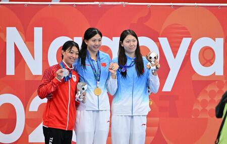 女子５０メートル平泳ぎで銀メダルを獲得した鈴木聡美（左）