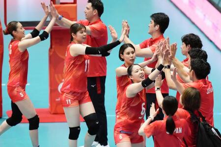 台湾に勝利し、タッチを交わす日本の選手たち