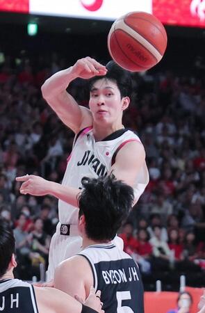 日本－韓国　第４クオーター、シェーファー（右）にパスを出す小川