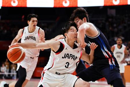 日本－韓国　第３クオーター、競り合う黒川（左）