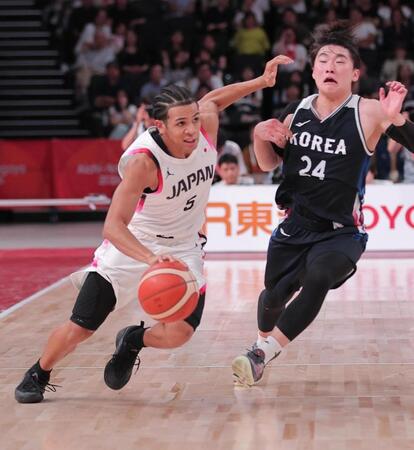 日本－韓国　第２クオーター、ドリブルで攻め込むハーパー（左）