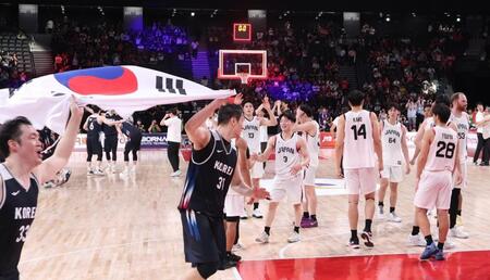 決勝で韓国に敗れ、肩を落とす日本の選手たち