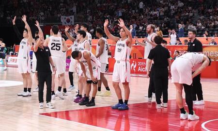 決勝で韓国に敗れ、観客席に手を振る日本の選手たち