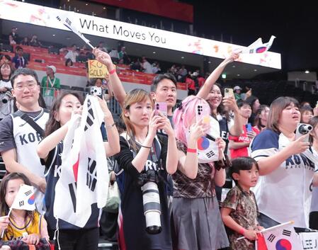 韓国選手に声援を送る応援席