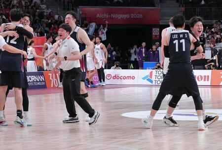 日本に勝利し喜ぶ韓国の選手たち