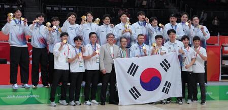 金メダルを手に笑顔の韓国選手ら