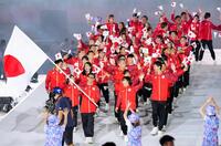 　旗手の藤波朱理（手前右）と中村輪夢（同左）を先頭に入場行進する日本選手団