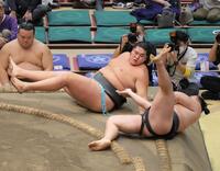 長内（手前）をきめたおしで下す天昇山（撮影・吉澤敬太）