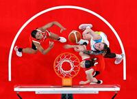 日本－カザフスタン　第２クオーター、ゴール下で競り合う岡本（右下）と田中（左）