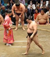 美ノ海（奥）に押し出された霧島（撮影・吉澤敬太）