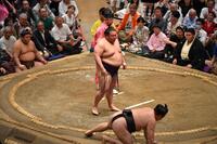 押し倒しで霧島（手前）を破った美ノ海（撮影・千葉大輝）