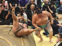 琴桜（右）を押し出した伯乃富士（撮影・吉澤敬太）