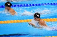 女子５０メートル平泳ぎで銀メダルを獲得した鈴木聡美（右）と４位の加藤心冨　