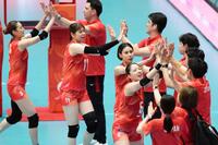 台湾に勝利し、タッチを交わす日本の選手たち