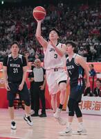 日本－韓国　第１クオーター、シュートを決める黒川（中）