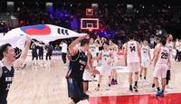 決勝で韓国に敗れ、肩を落とす日本の選手たち