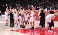 決勝で韓国に敗れ、観客席に手を振る日本の選手たち