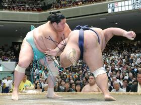 　藤凌駕（右）を肩透かしで下す琴桜（撮影・棚橋慶太）