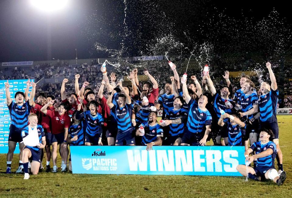 　パシフィック・ネーションズカップで優勝し、喜ぶ日本代表
