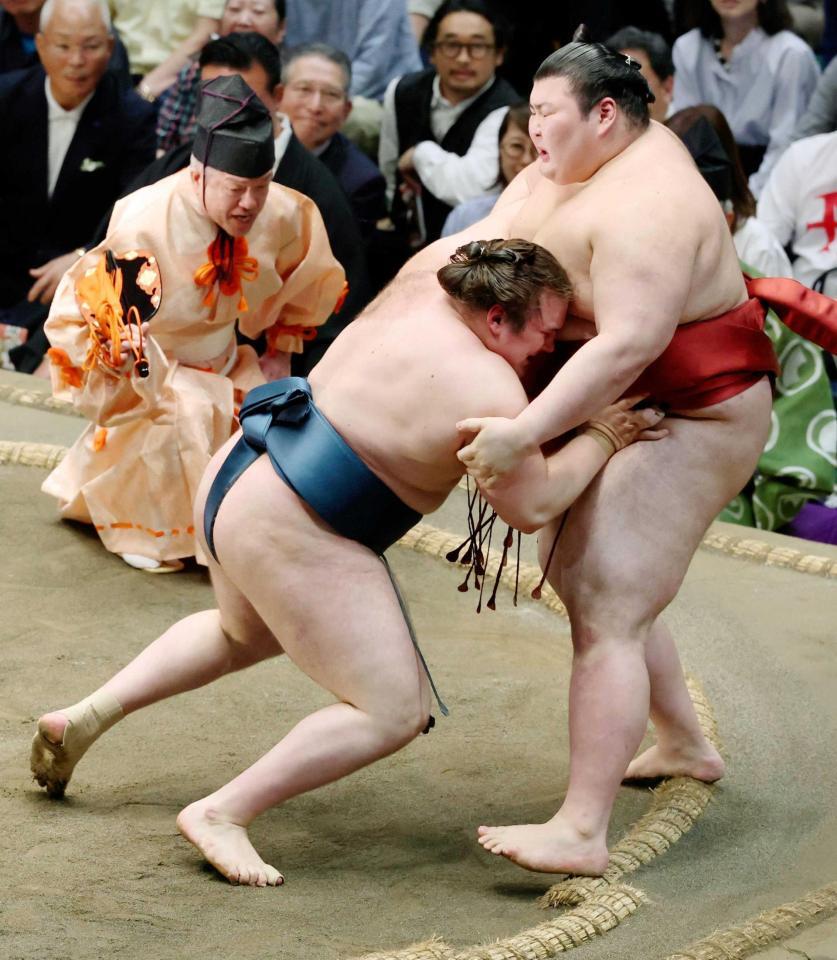 　熱海富士（右）を寄り切る安青錦