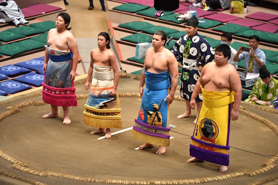 新序出世披露を行う（手前から）松の里、砂武蔵、新道、一元（撮影・千葉大輝）