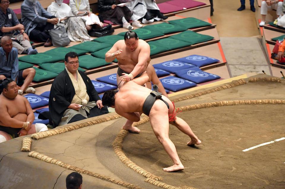大森を突き落としで破る三田（左）＝影・千葉大輝