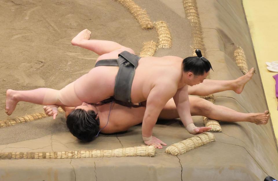 大森（下）を突き落とす三田（撮影・吉澤敬太）