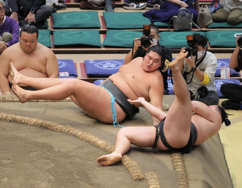 長内（手前）をきめたおしで下す天昇山（撮影・吉澤敬太）