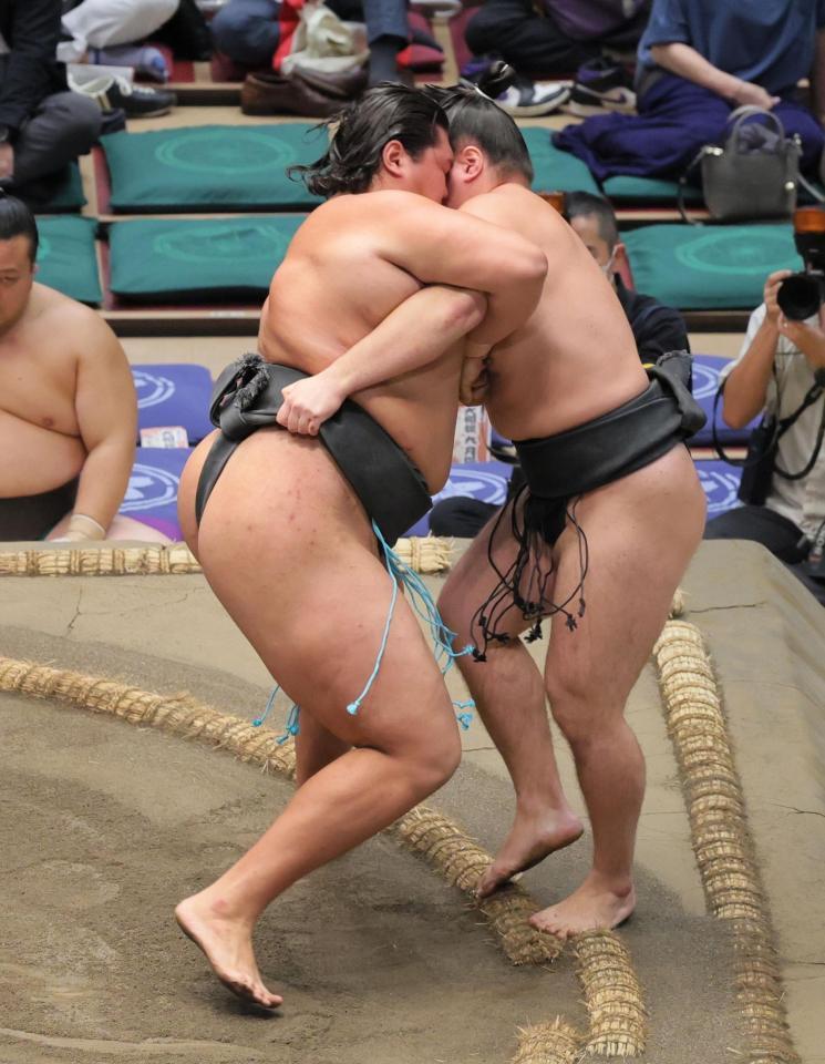 長内（右）をきめ倒しで下す天昇山（撮影・吉澤敬太）