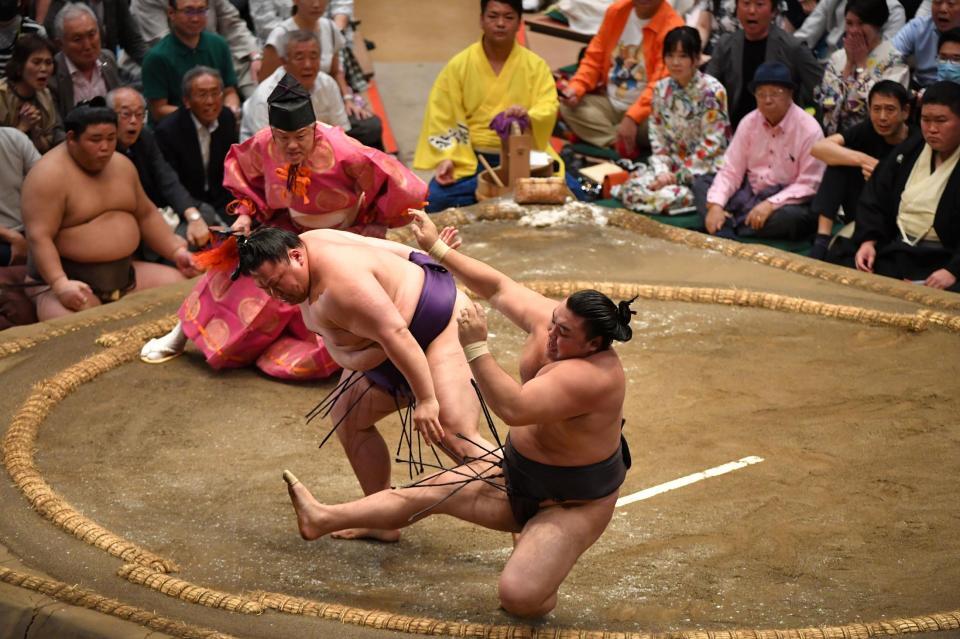 押し倒しで霧島（右）を破る美ノ海（撮影・千葉大輝）