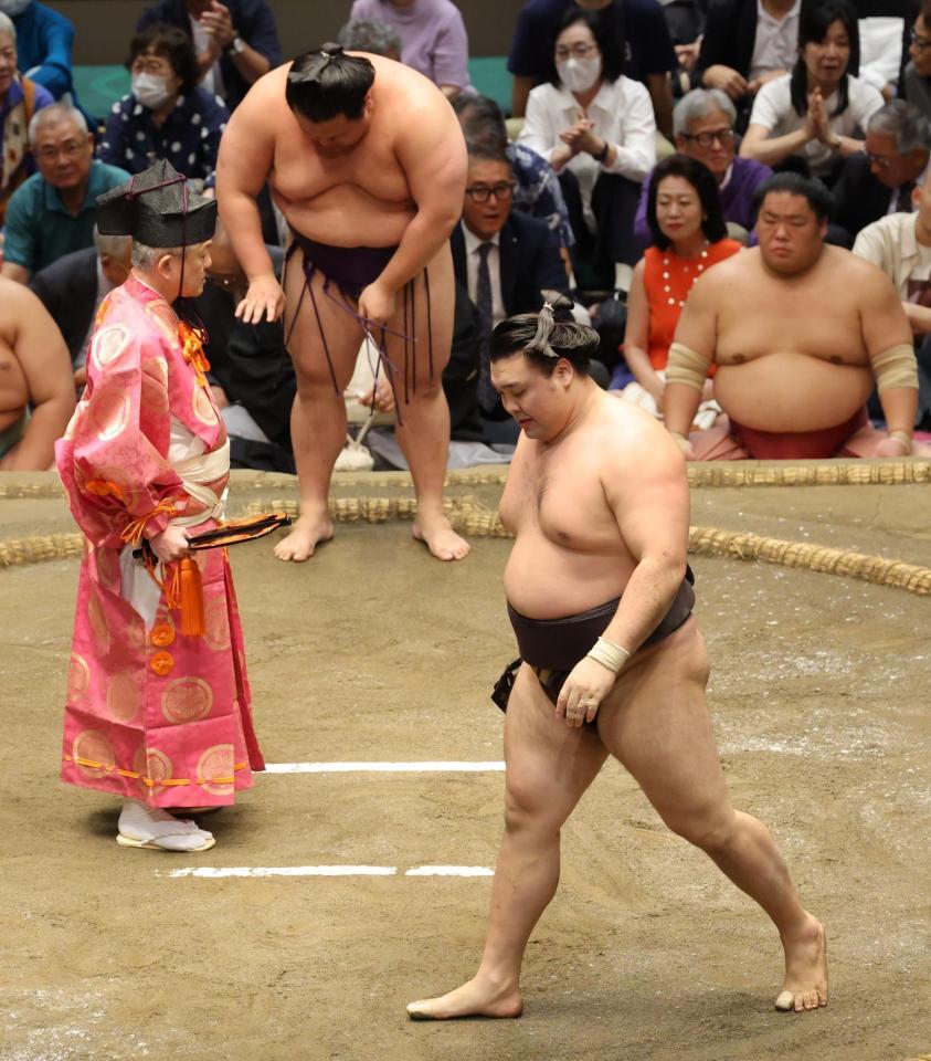 美ノ海（奥）に押し出された霧島（撮影・吉澤敬太）