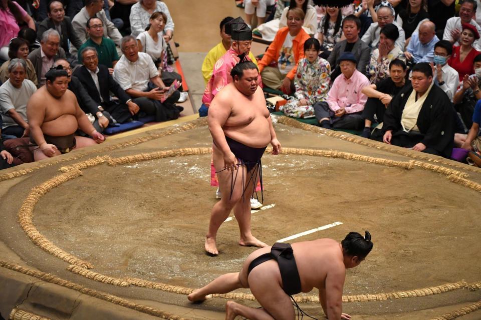 押し倒しで霧島（手前）を破った美ノ海（撮影・千葉大輝）
