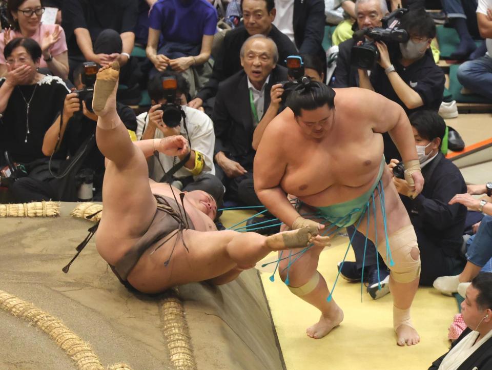 琴桜（右）を押し出した伯乃富士（撮影・吉澤敬太）