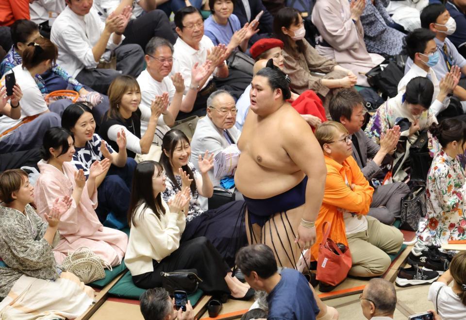 隆の勝を寄り切りで下し、懸賞金の束を抱えて花道を引き揚げる大の里（撮影・吉澤敬太）