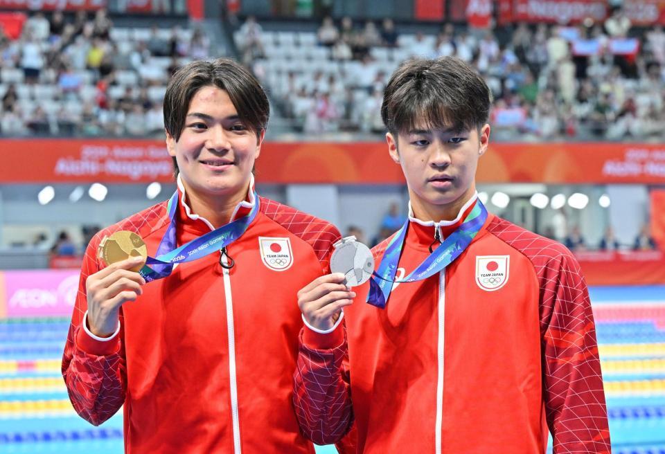 男子２００メートル個人メドレーで金メダルを獲得した松下知之㊧と銀メダルの小島夢貴