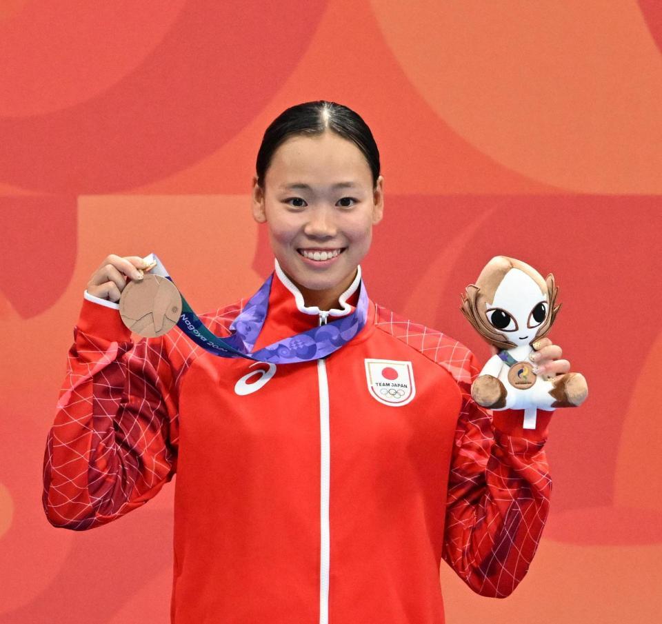 女子２００メートルバタフライで銅メダルを獲得し笑顔の奥園心咲