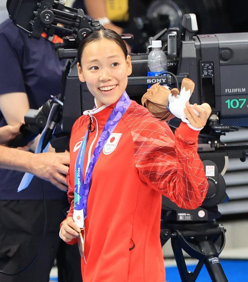 女子２００メートルバタフライで銅メダルを獲得した奥園心咲