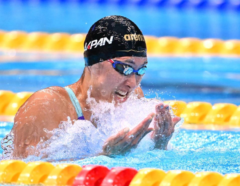 女子５０メートル平泳ぎ決勝　力泳する鈴木聡美