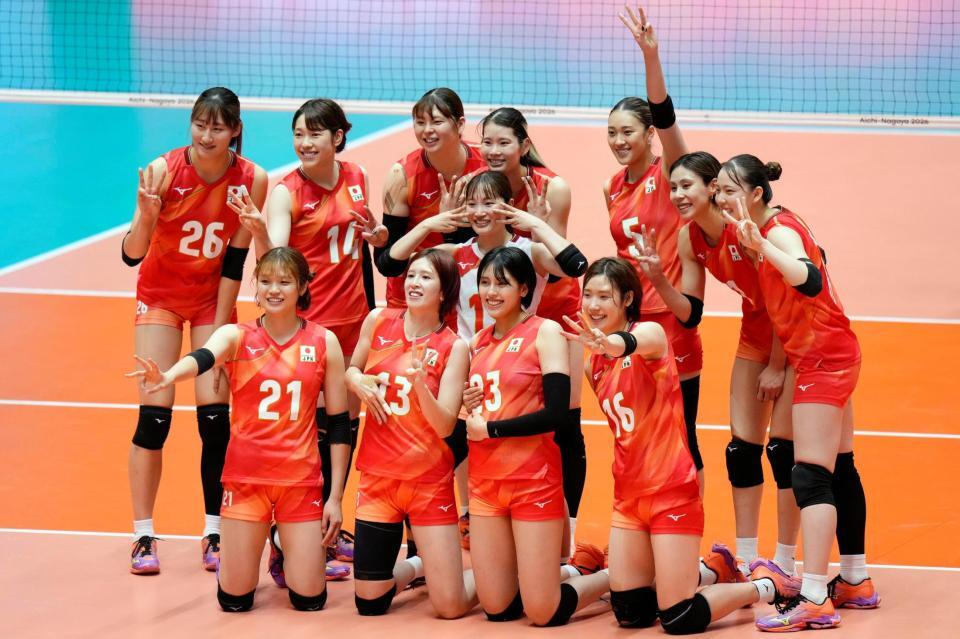 台湾に勝利し、写真に納まる日本の選手たち