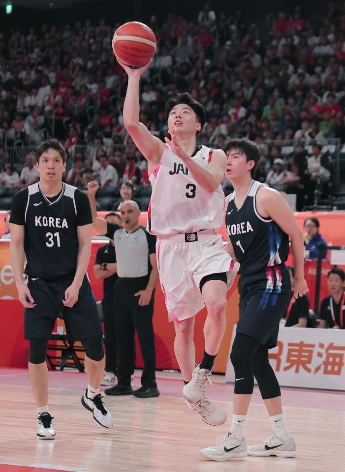 日本－韓国　第１クオーター、シュートを決める黒川（中）