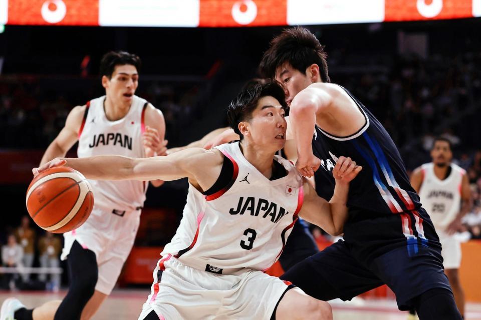 日本－韓国　第３クオーター、競り合う黒川（左）