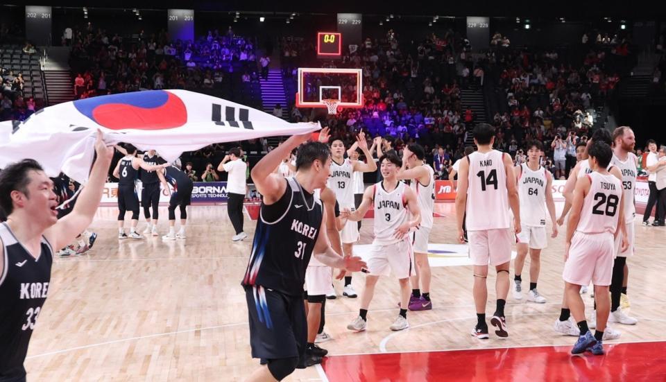 決勝で韓国に敗れ、肩を落とす日本の選手たち