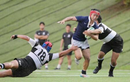 　後半、大体大のタックルをかわし突進する京大・大鶴（中央）＝撮影・金居みつよし