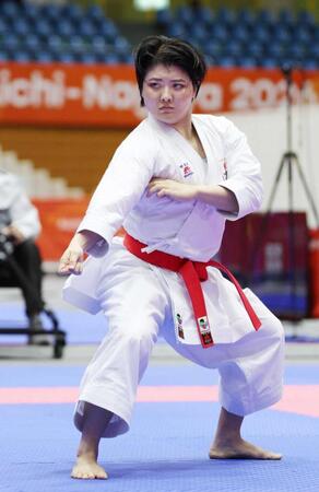 　女子形で優勝した尾野真歩の演武