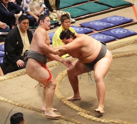 竜翔（左）を寄り切りで下す天昇山（撮影・佐々木彰尚）
