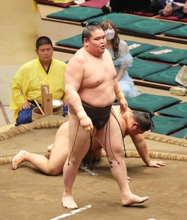 碇潟（下）を突き落としで下した旭富士（撮影・佐々木彰尚）