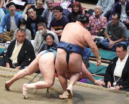 北の若（下）を突き落としで下す玉鷲（撮影・佐々木彰尚）