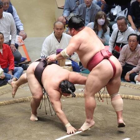 大栄翔（右）に引き落としで敗れた霧島（撮影・佐々木彰尚）