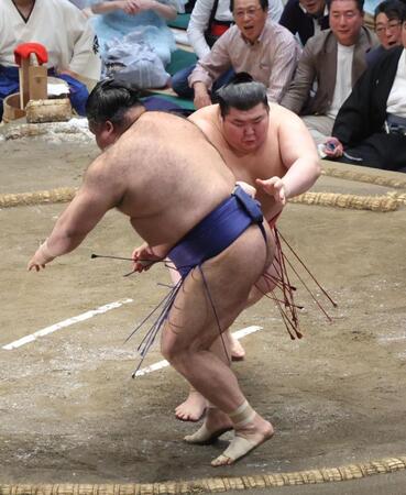 高安（左）を押し倒しで下す熱海富士（撮影・佐々木彰尚）