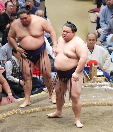 狼雅を押し出しで下した美ノ海＝両国国技館（撮影・佐々木彰尚）